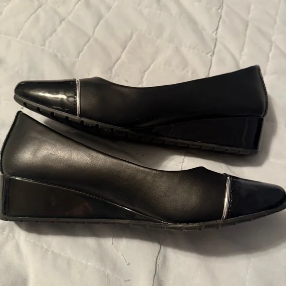 Anne Klein Black Patent Toe Flats - Picture 7 of 7